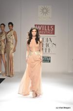 Diana Penty walk the ramp for Sakshee Pradhan Show at Wills Lifestyle India Fashion Week 2012 day 2 on 7th Oct 2012 (3).JPG